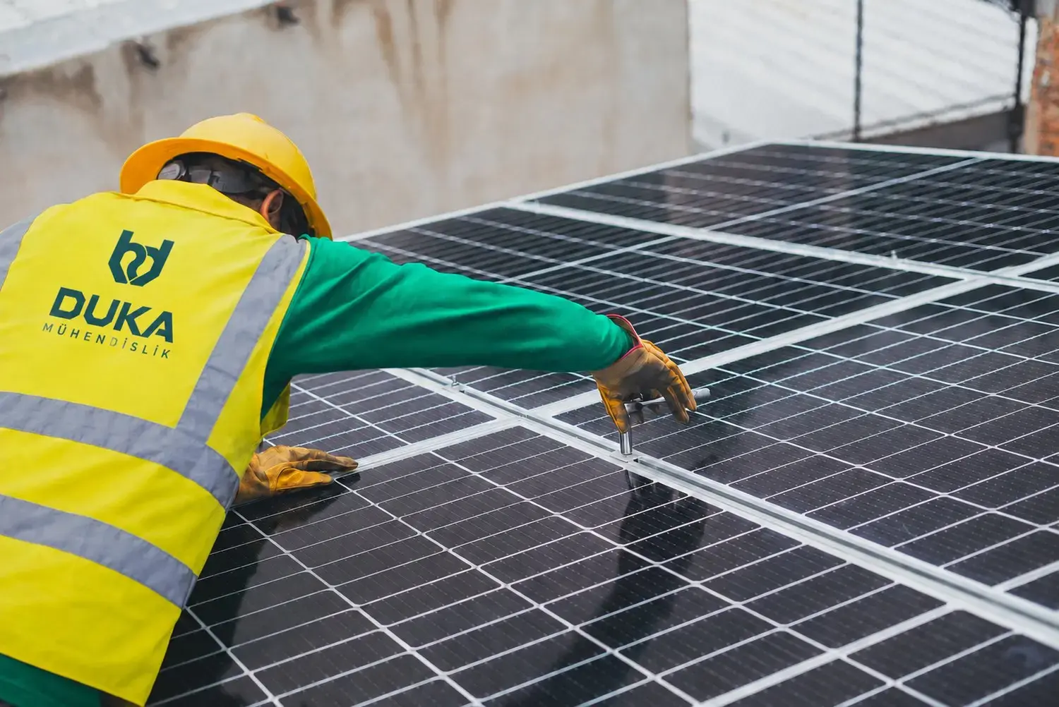 Çatı güneş enerjisi sisteminde çalışan mühendis