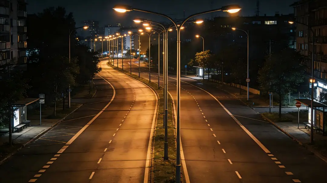 Aydınlatılmış cadde ve elektrik şebekesi